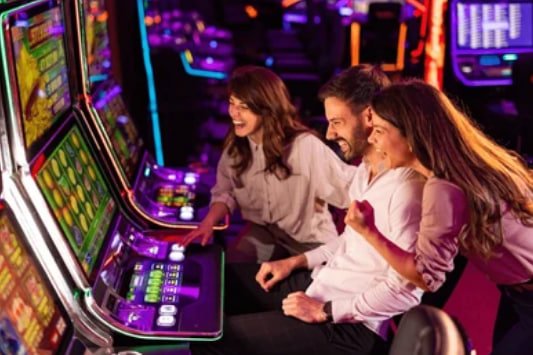 Tampilan aplikasi mobile sejitu menampilkan sportsbook dan permainan